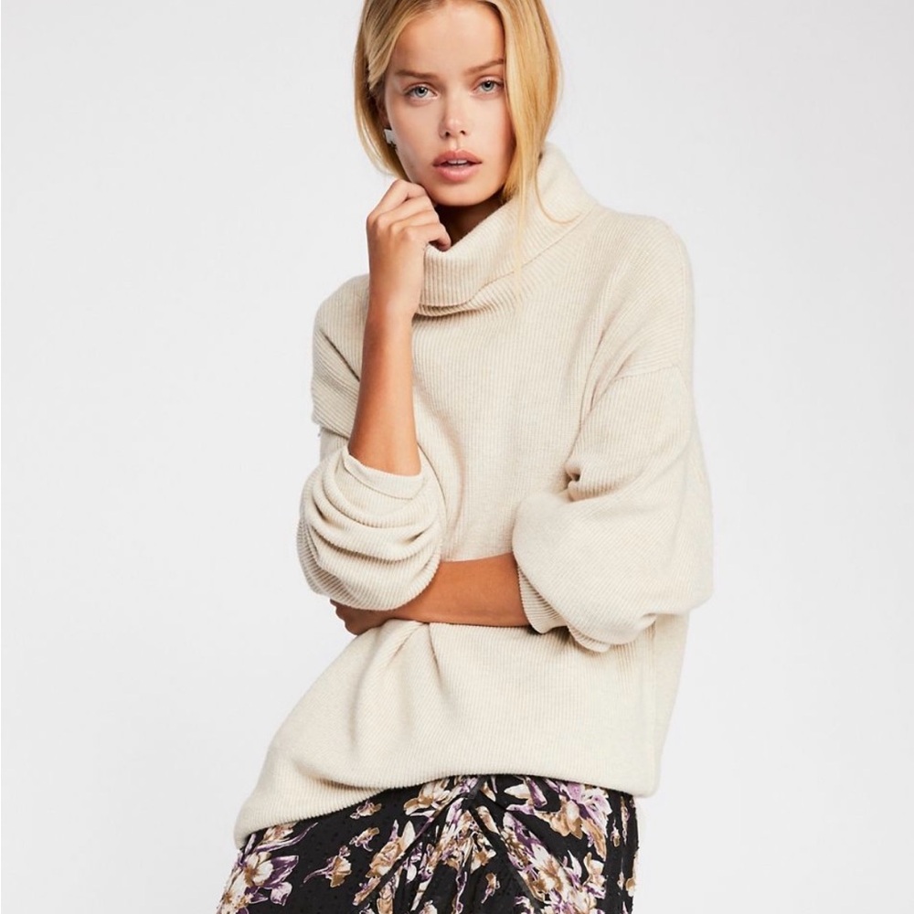 Free People Women’s softly structured tunic Cream Turtleneck Sweater Medium